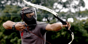 Personne jouant à l'archery Tag